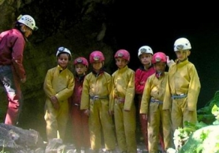  Espeleología en grupo infantil 